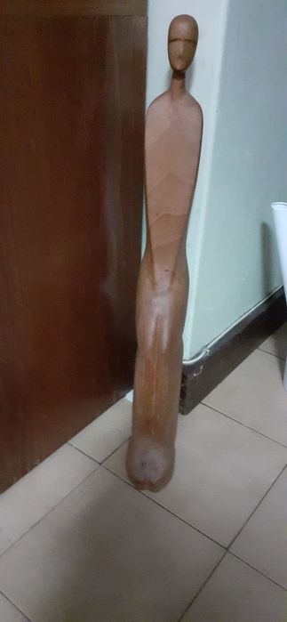 Estatueta de figura de pessoa sentada, em madeira