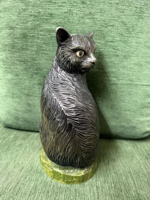 Ręcznie rzeźbiona figurka kota z drewna, rękodzieło