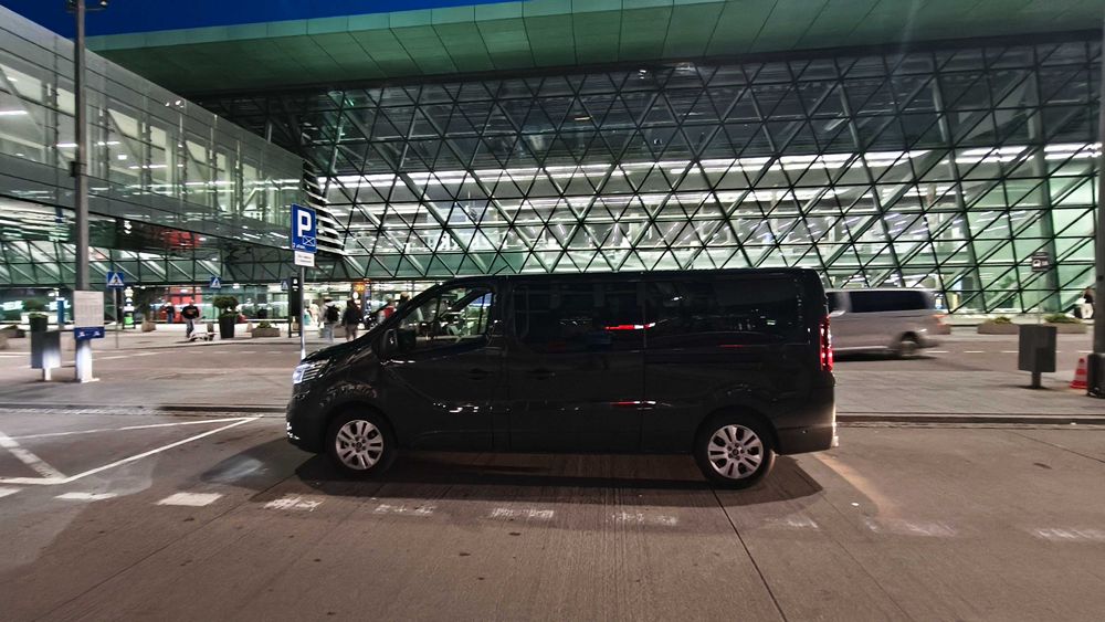 Wynajem busa 9 os z kierowcą - wesela kawalerskie przewozy na lotnisko