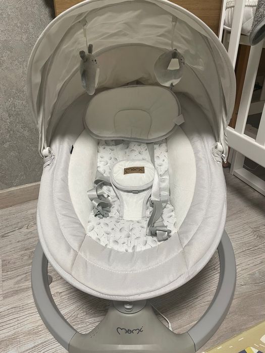 Заколисуючий центр гойдалка Momi
