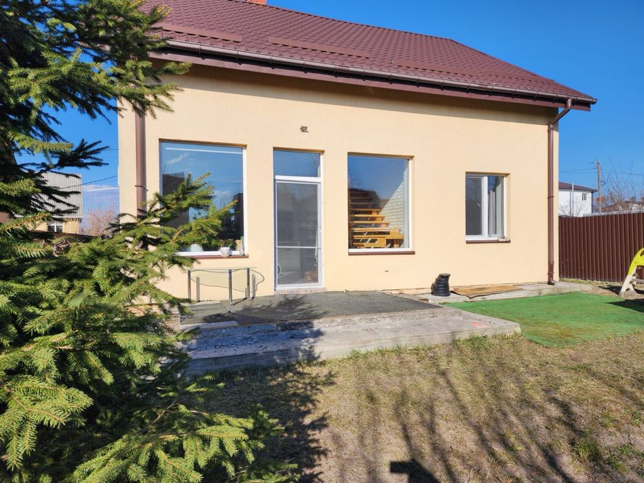 Будинок з гарним ремонтом та меблями в мальвничій Бучі