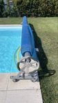 Cobertura solar e térmica de piscina com enrolador