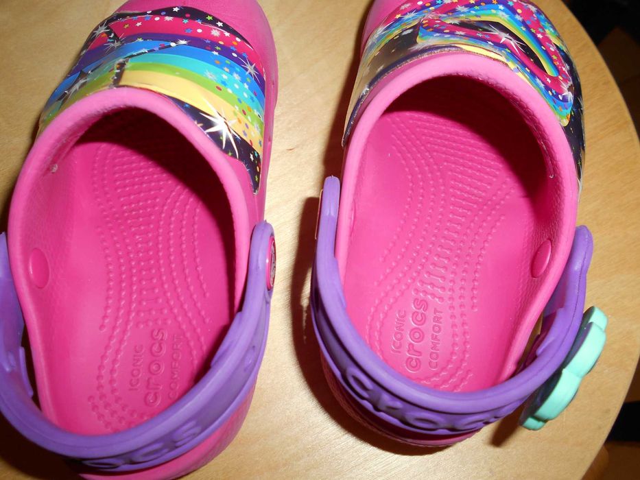 Crocs comfort que brilham ao pular 25/26