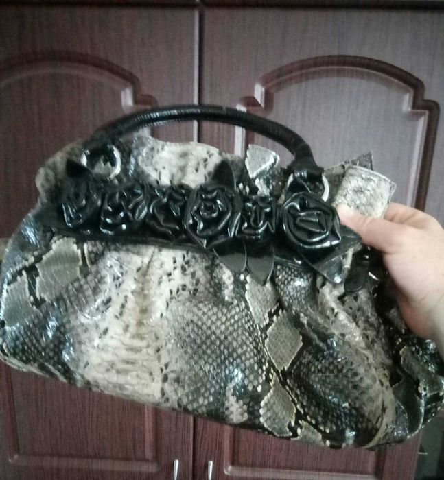 Сумка женская с вставками ,,черные розочки,,