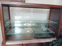 Vendo uma vitrine de balcão e um candeeiro de ferro todo trabalhado