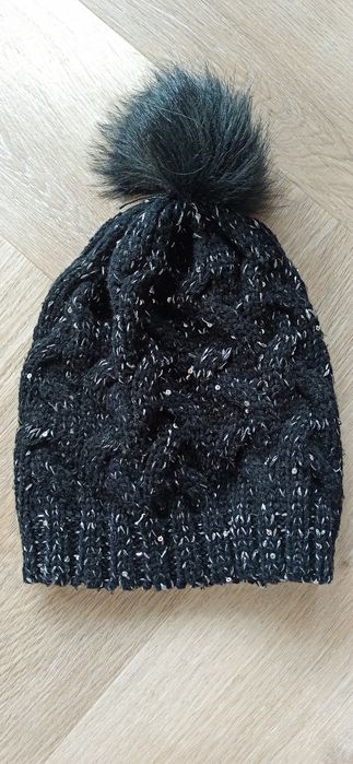 Czarna czapka zimowa z pomponem i cekinami