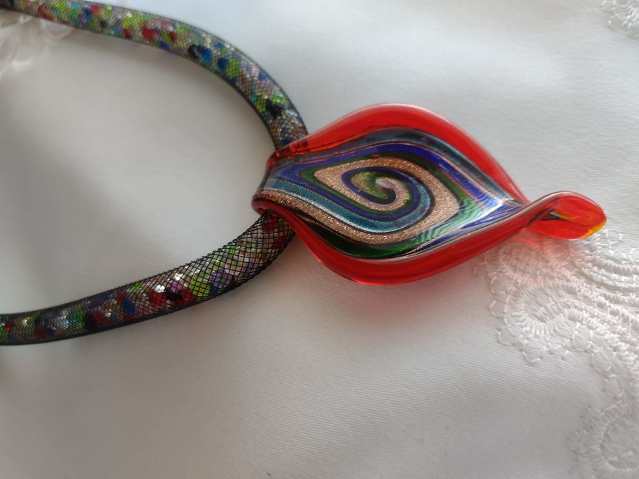 naszyjnik rzemień z kolorowymi kryształkami i wisiorek szkło weneckie