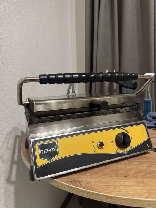 Електрогриль для паніні та тостів, робочий