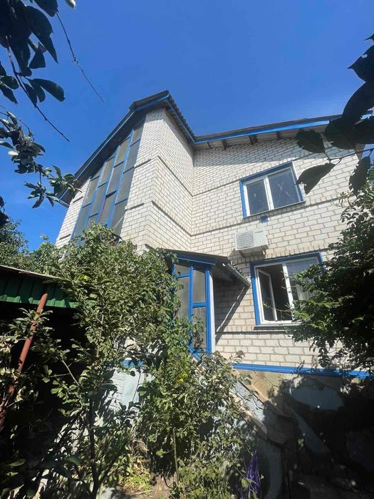 Продаю двухэтажный дом с  садом, баней и бассейном — район ЮТЗ