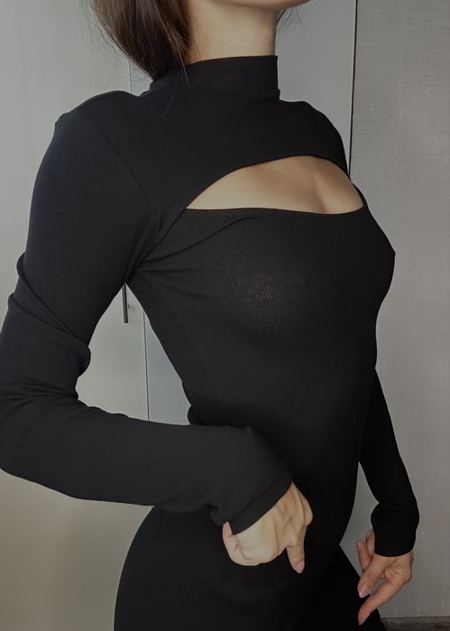 Плаття приталене з вирізом