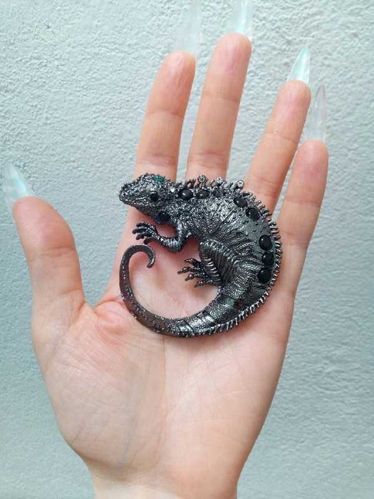 Pregadeira / broche/ alfinete - Iguana em prateado cor gunblack