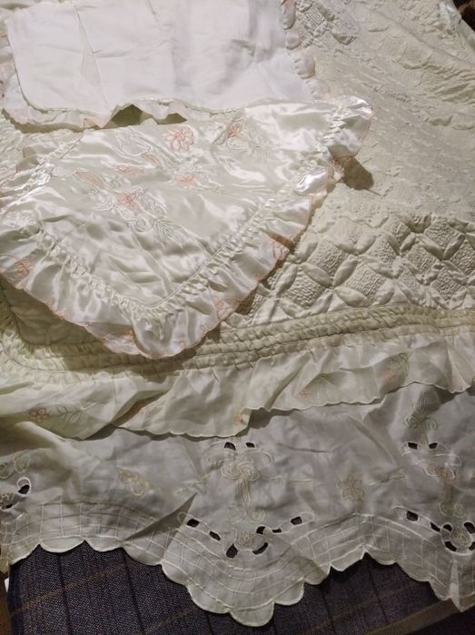 Подарунковий комплект на кровать з вишивкою