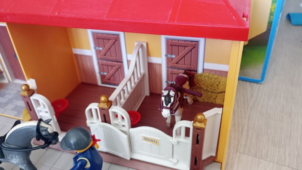 Zestaw Playmobil Country 5348 przenośna stajnia