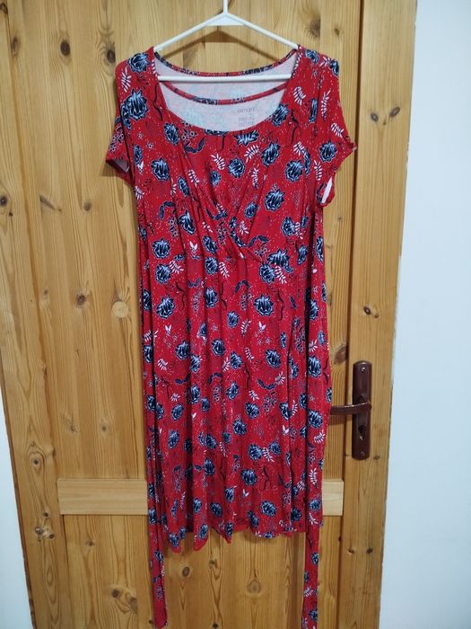 Czerwona sukienka do karmienia