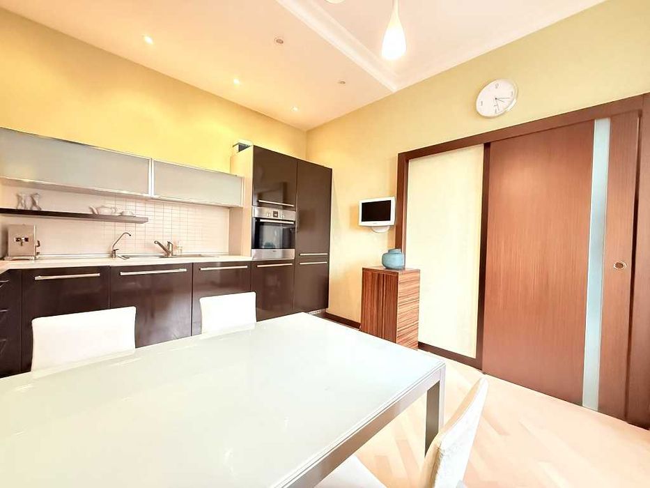 Чорновола 25, тиха, простора, затишна 2к, висота стелі 3м.