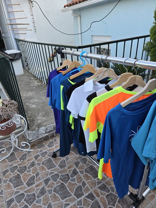 Camisolas e calções desportivos