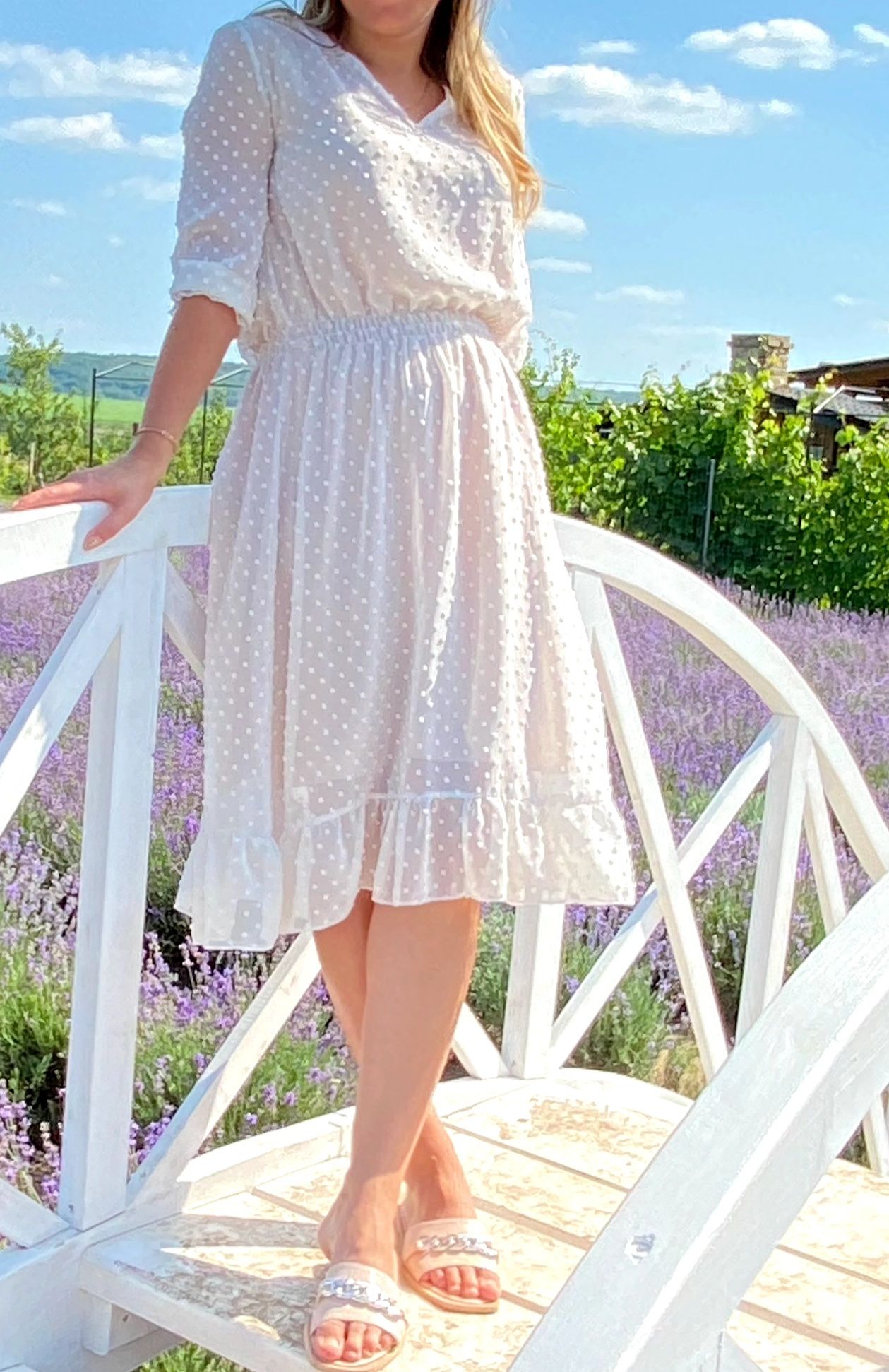 Красива сукня білого кольору