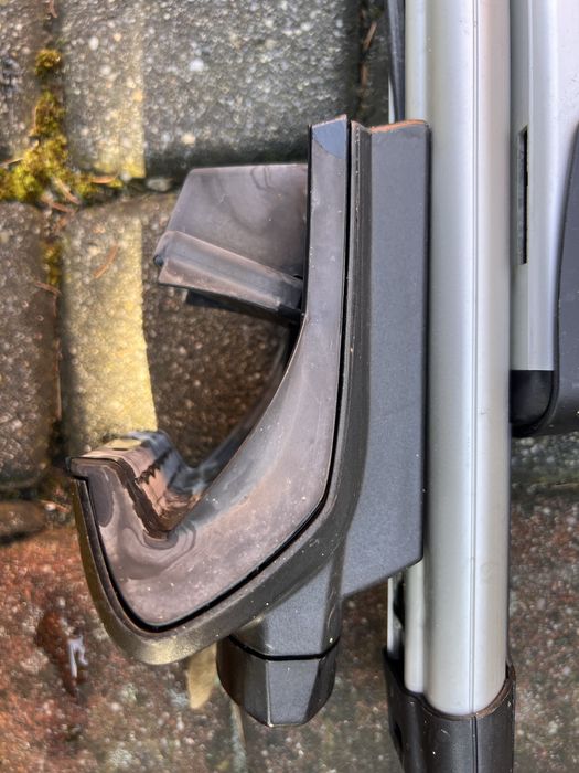 Thule bagażnik poprzeczny 757 i uchwyt na 2 pary nart Thule 725