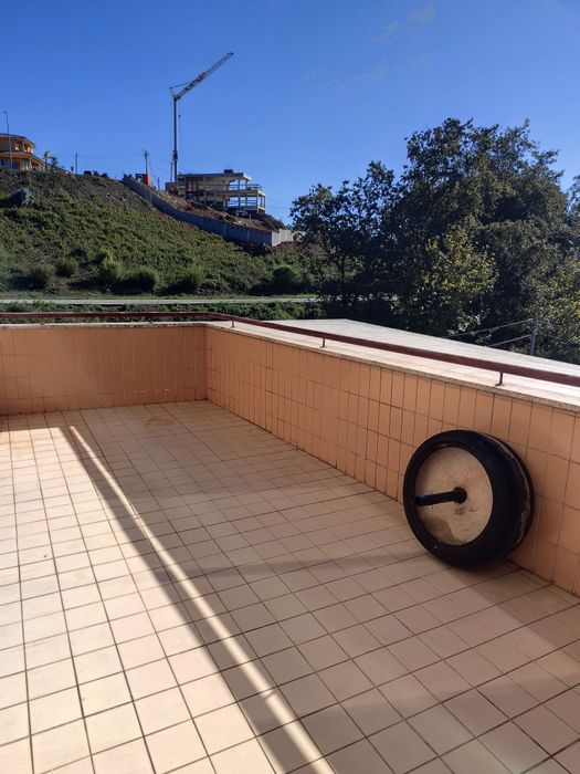 T2 com duas frentes,  terraço e garagem fechada