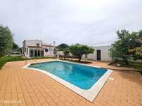 Moradia T4+2 isolada com garagem e piscina, na freguesia de Quarteira