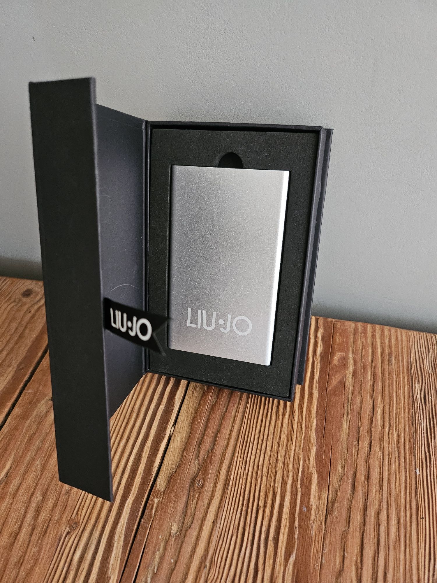 Powerbank 4000 mAh płaski od marki LIU JO.