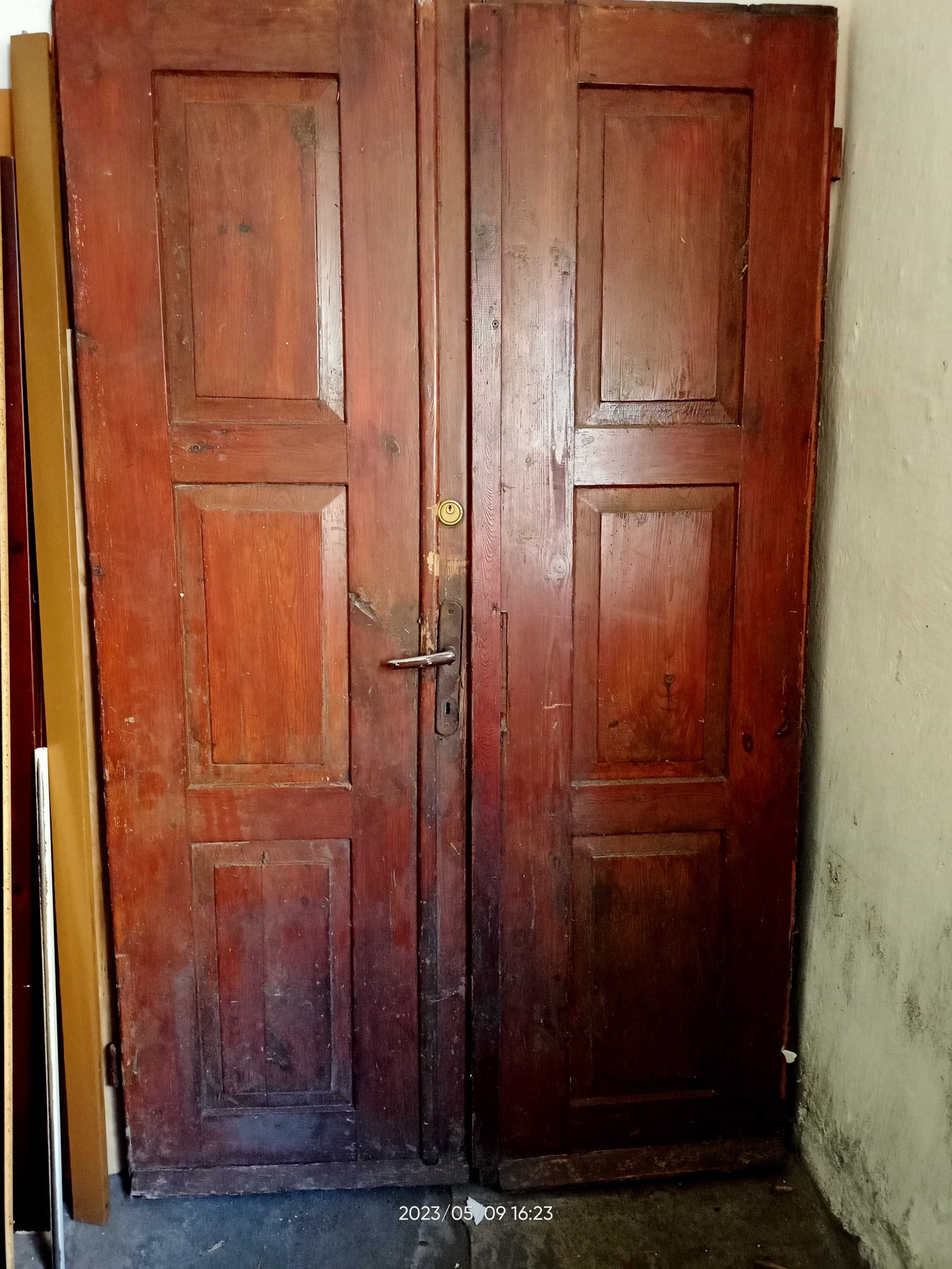 Ładne drewniane drzwi wewnętrzne