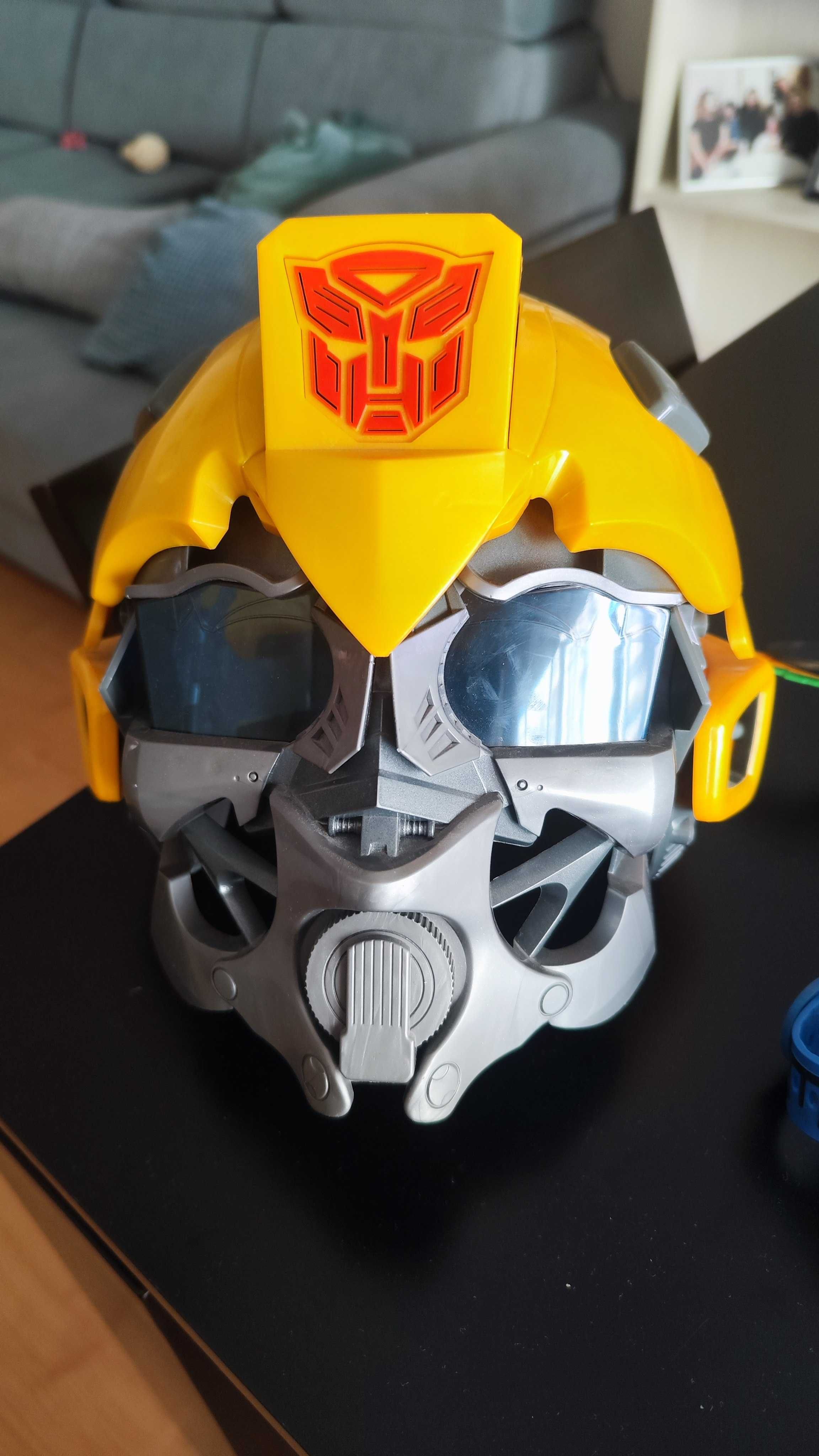 Lote de brinquedos com Capacete Transformers Bumblebee e outros