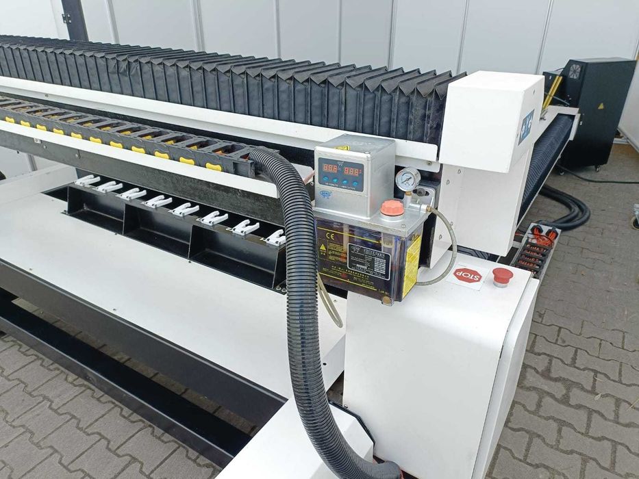 Ploter CNC 2130 wrzeciono 9kW ATC magazyn x8 napędy servo stół vacum
