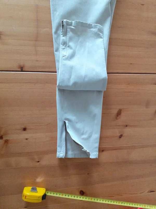 Beżowe spodnie dżinsowe o prostym kroju. Massimo Dutti