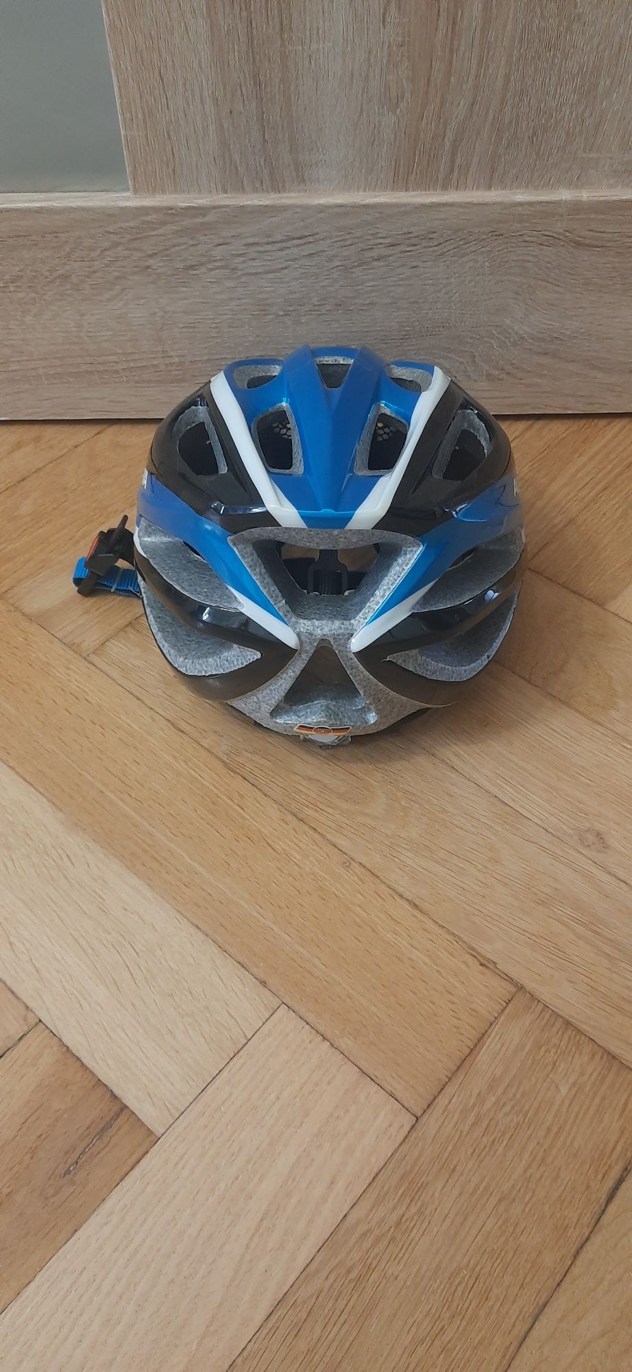 Kask rowerowy z daszkiem