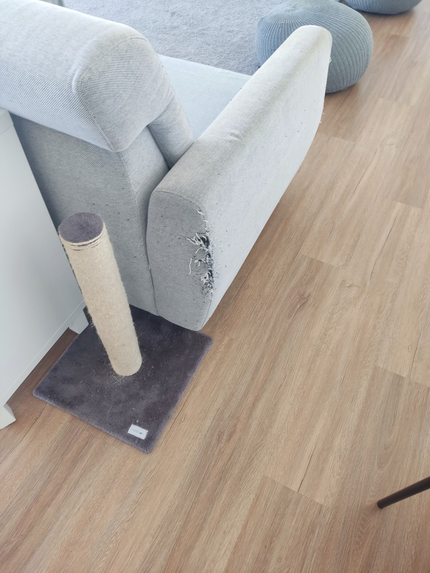 Sofá IKEA com marcas de gato