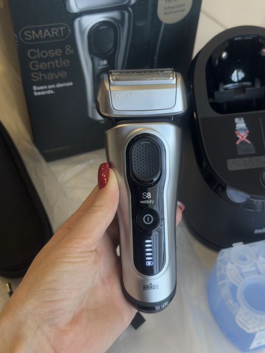 Бритва с контенером очистки Braun Series 8 8567s