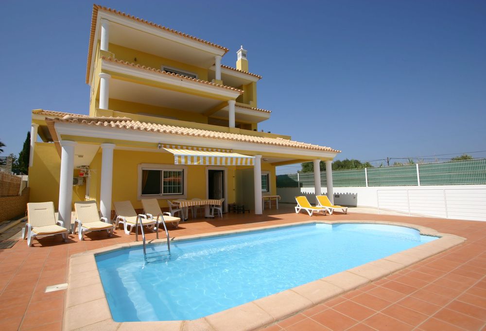 Quarto (suite RIA) vista mar e piscina em Fuzeta-Moncarapacho