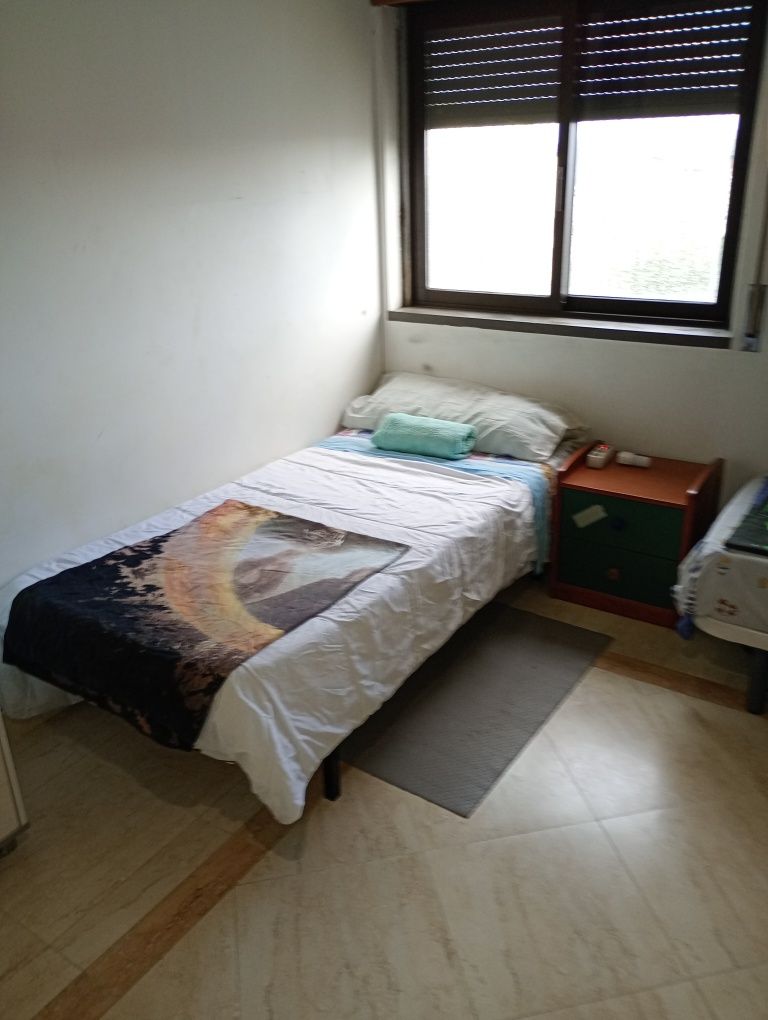 Uma Cama Vaga homem  Lisboa - Odivelas Metro