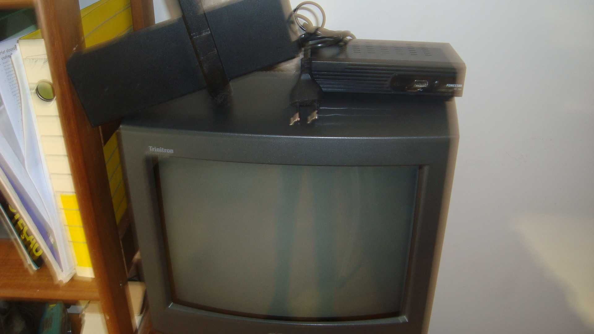 televisão com aparelho digital junto.