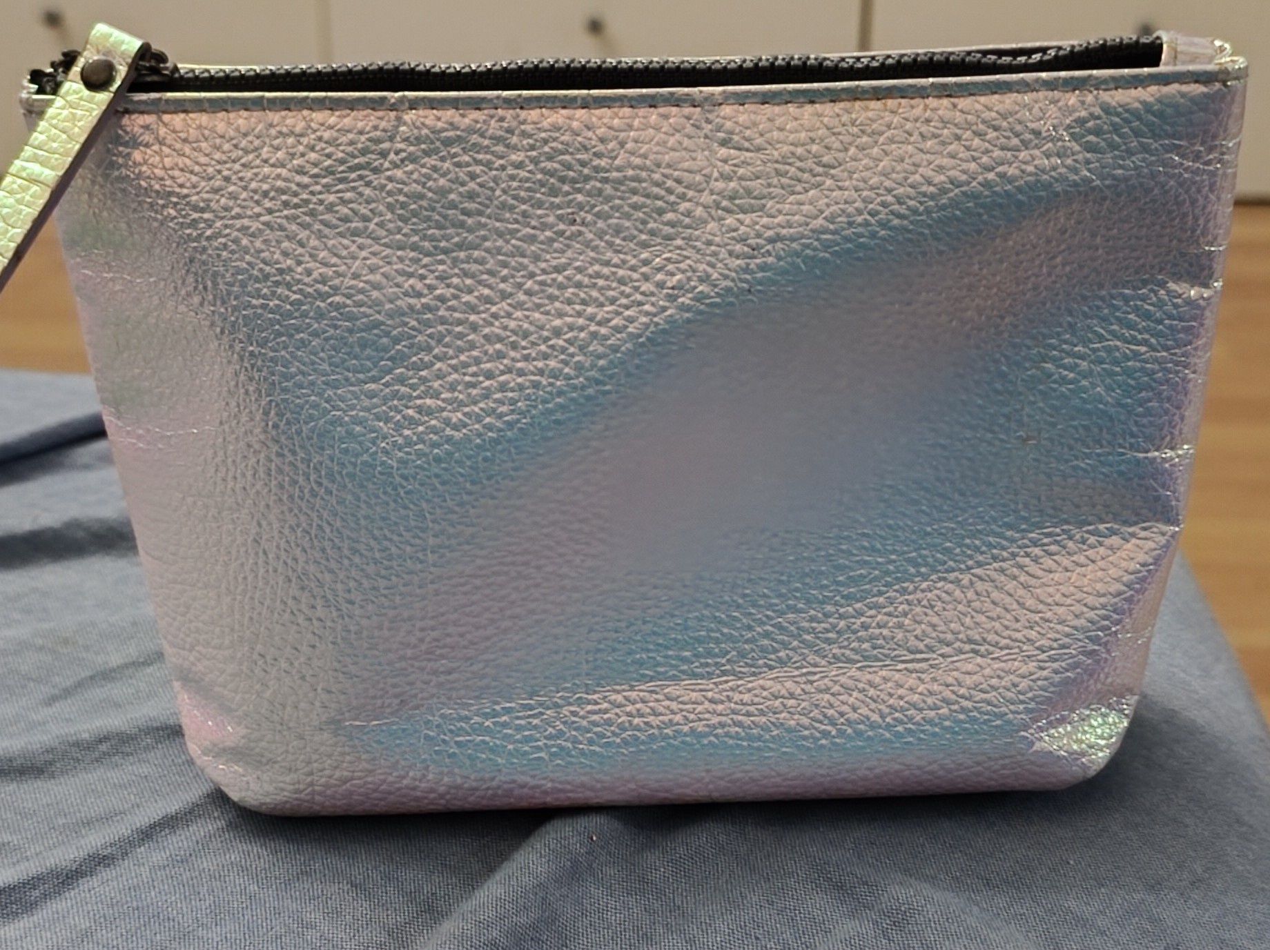 Bolsa prateada em bom estado. Pouco usada. Tamanho médio.