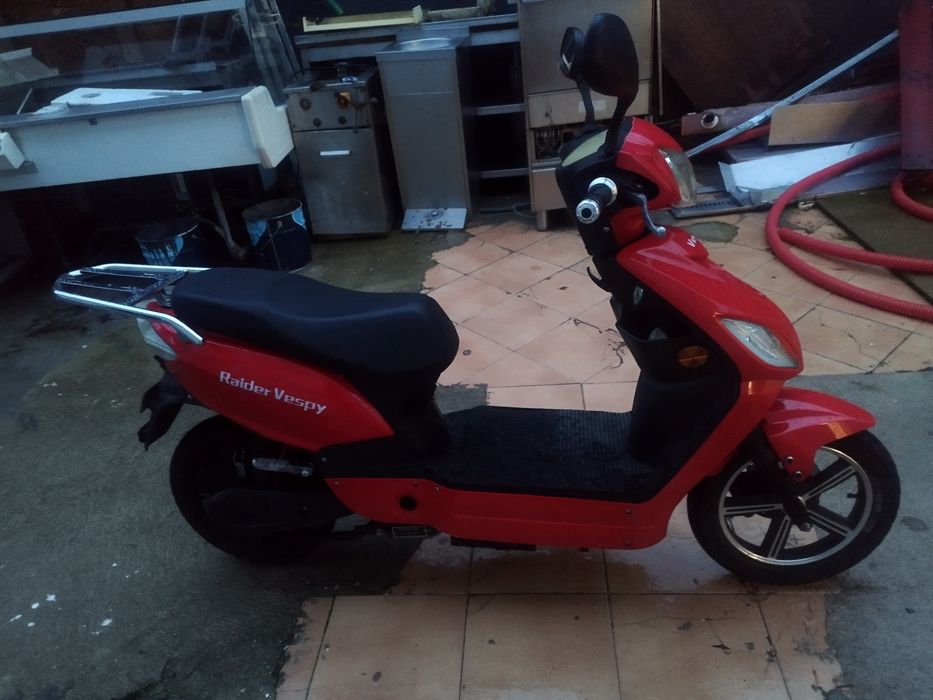 Moto elétrica vermelha