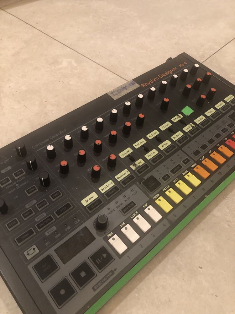 Drum Machine Behringer RD-8 Roland