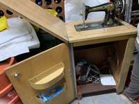 Vende-se maquina costura singer antiga que recolhe dentro de movel