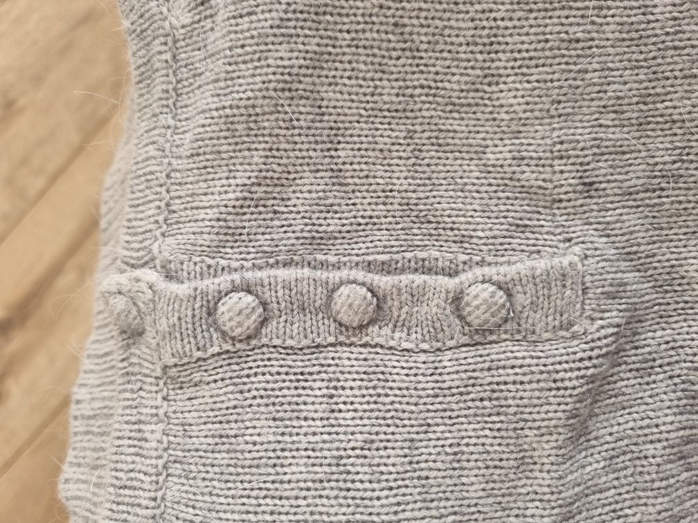 Szary sweter mohito perełki ozdobny dekolt S 36