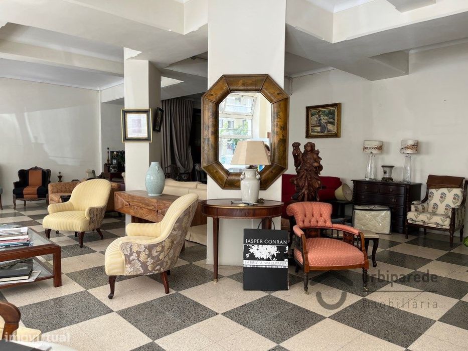 Loja em Oeiras com 400m2, com dois pisos, disponível.