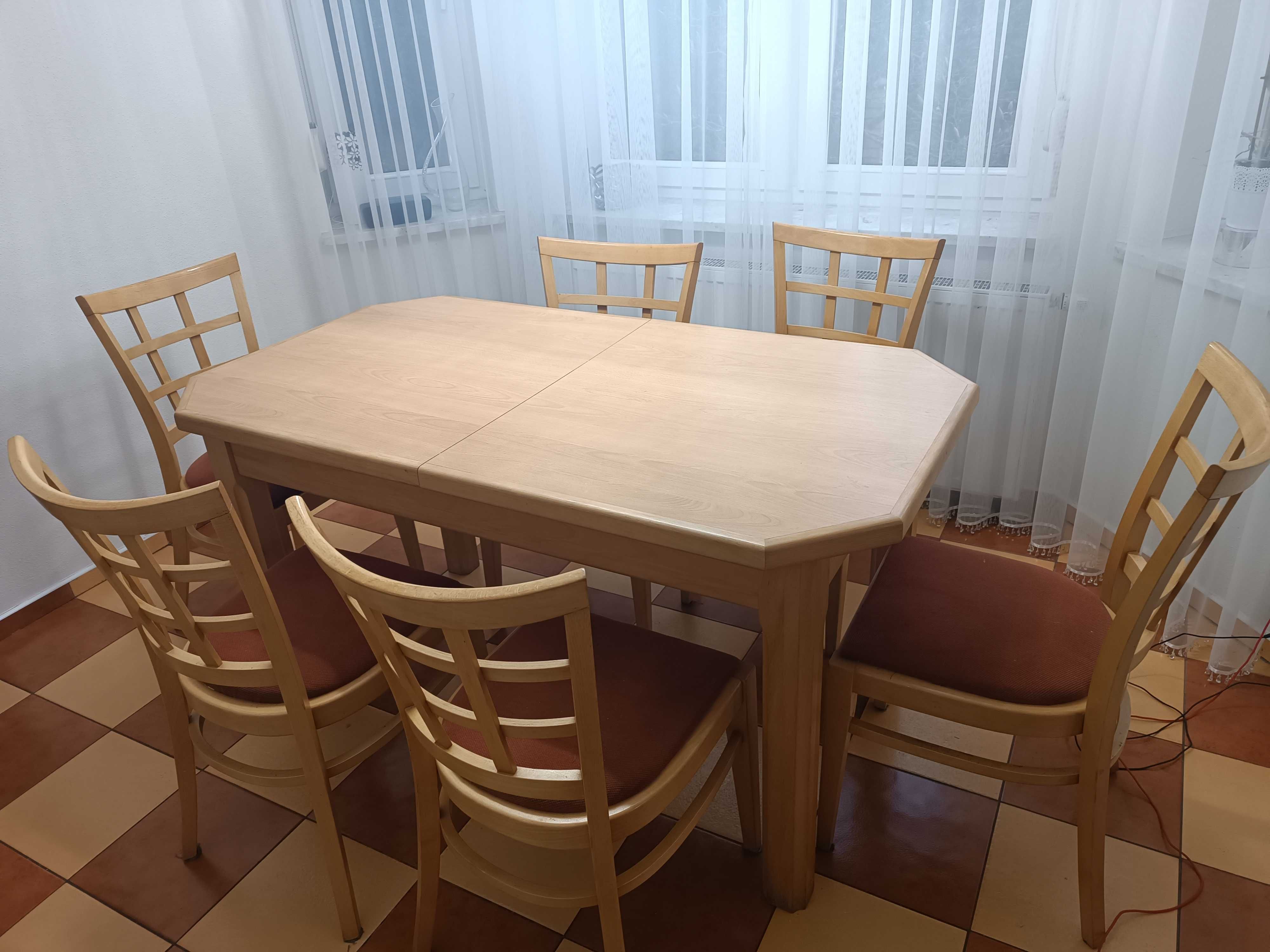Stół rozkładany z 8 krzesłami - idealny do jadalni!
