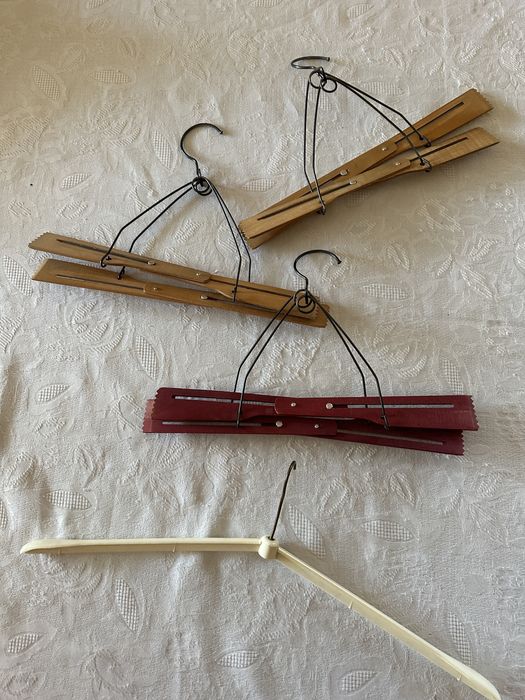 Komplet wieszakow vintage na spodnie i jeden skladany