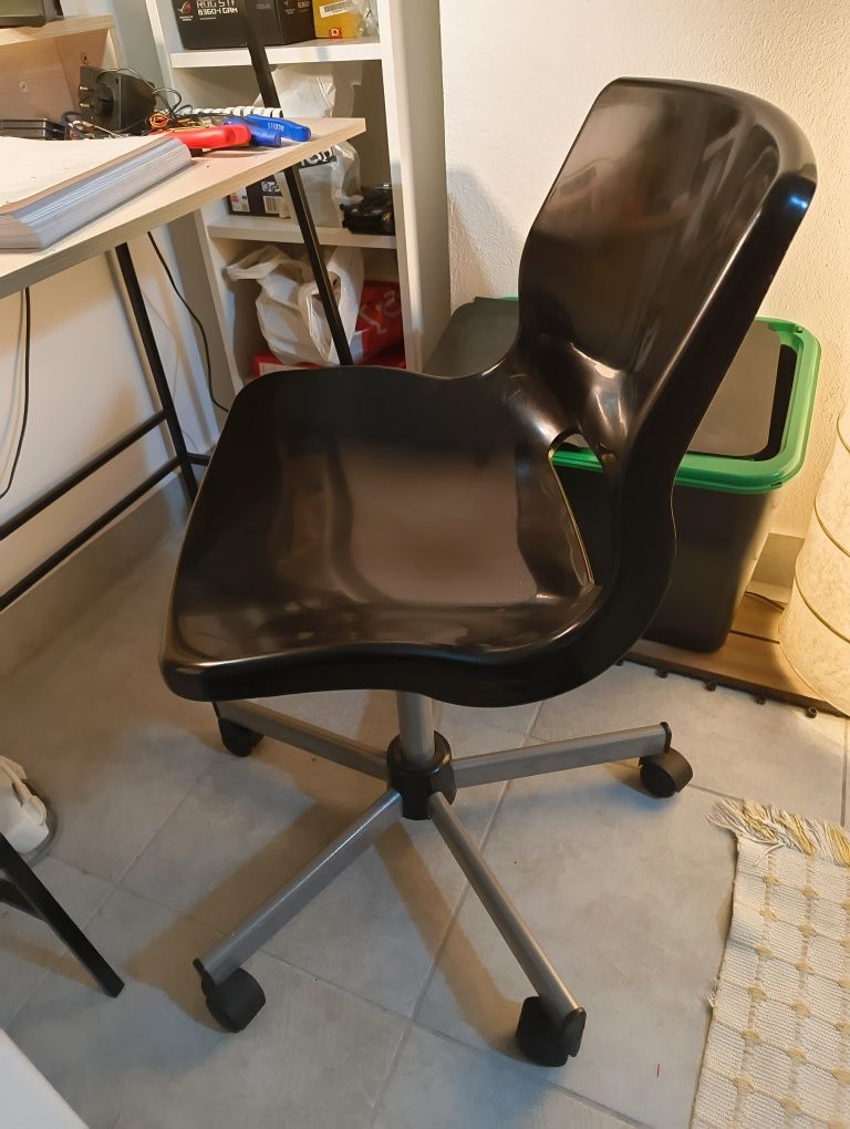 Cadeira preta IKEA de escritório