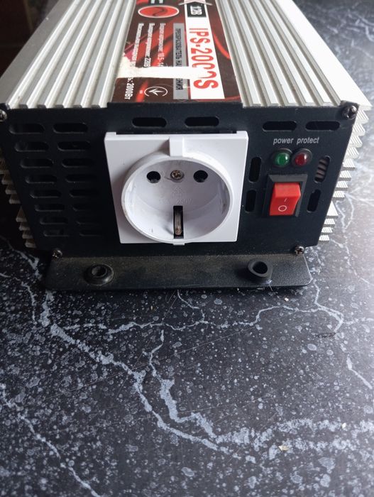 Преобразователь напряжения-инвертор 12/220