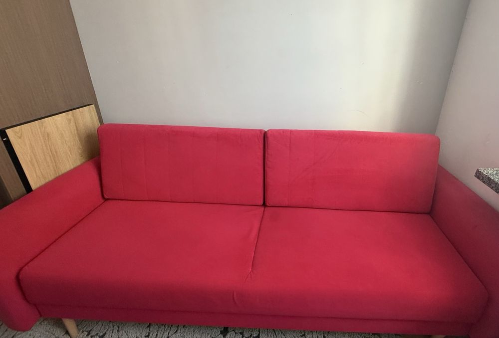 Rozkladana różowa sofa