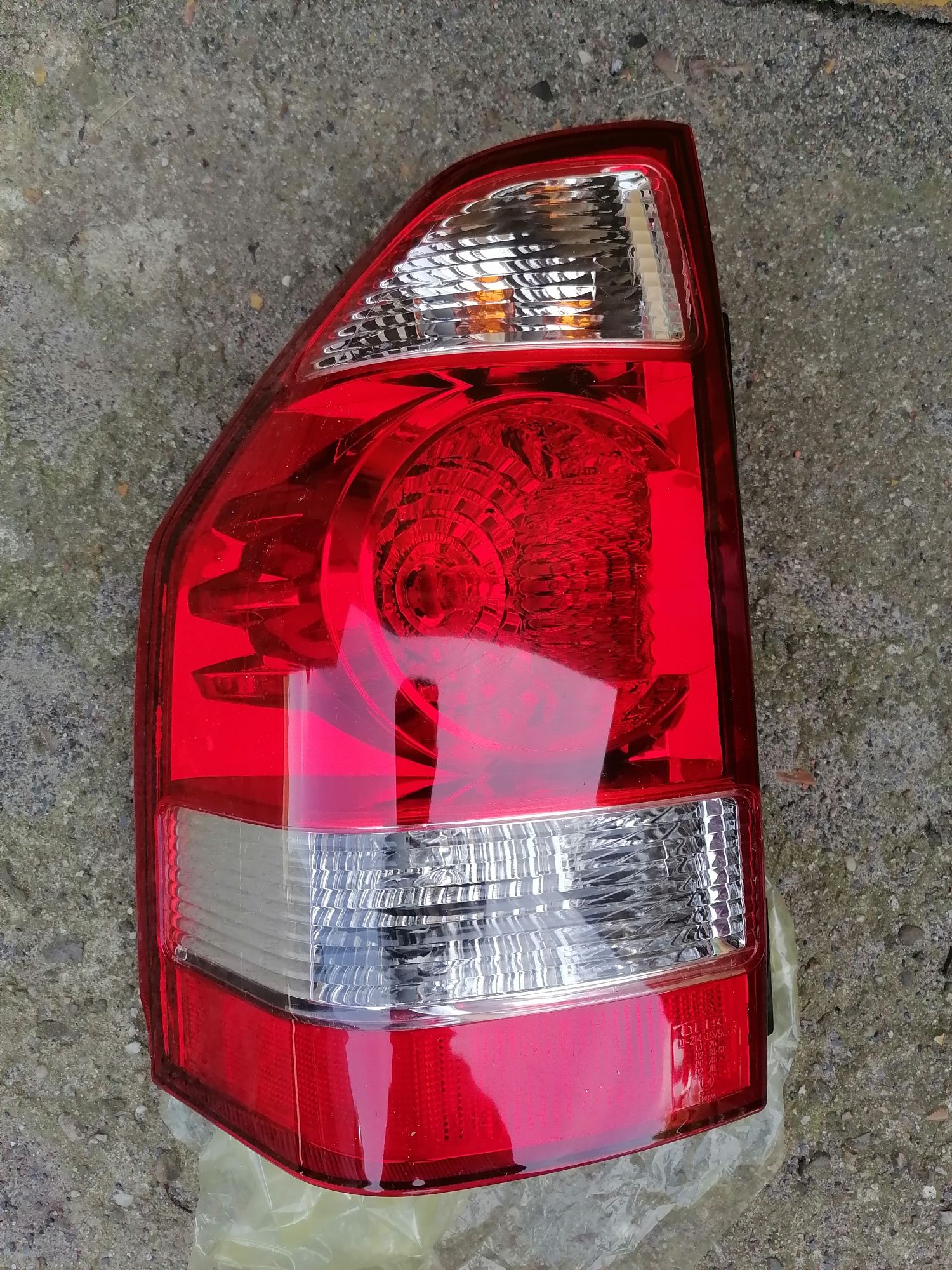 lampa tylna  zespolona  do MITSUBISHI PAJERO