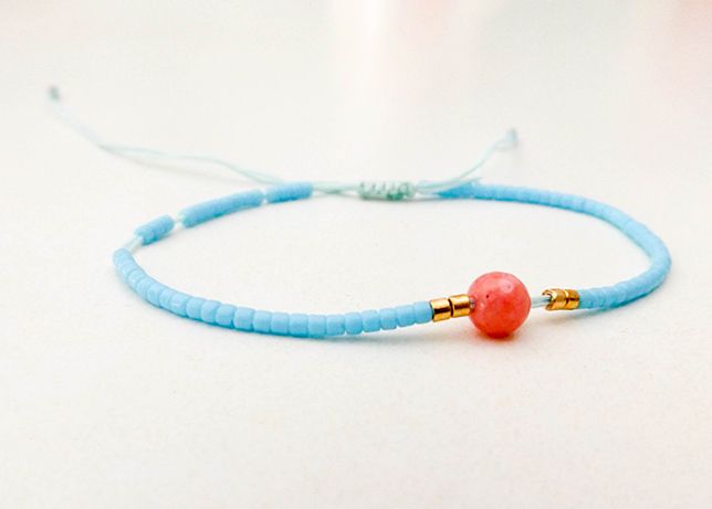 Pulseiras femininas de pulso delicadas e vistosas com look divinal
