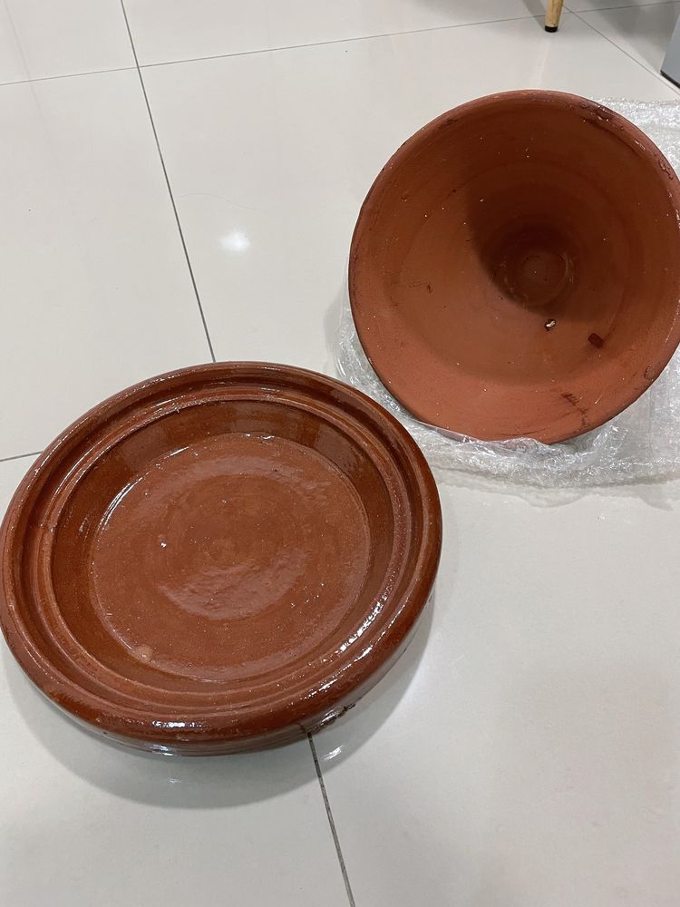 Tagine em barro e pintada a mão