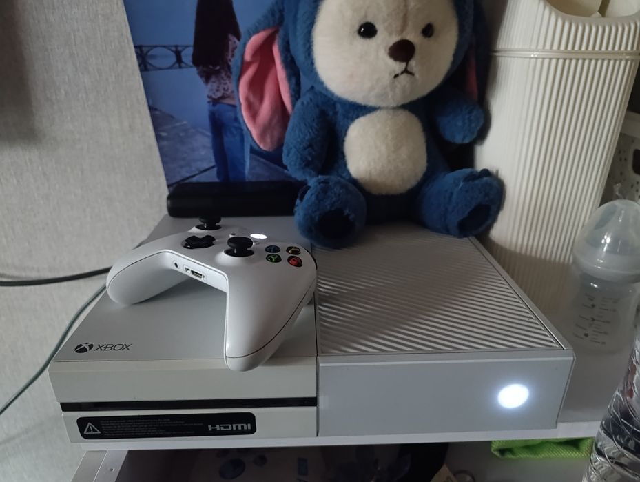 Xbox one на 500gb пам'яті
Все працює, недоліків немає, в комплекті оди